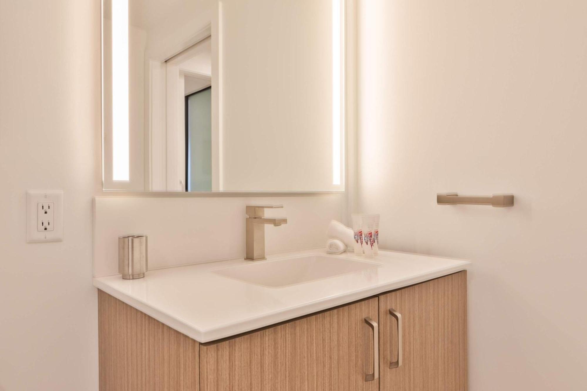 Luxury With Kitchen & Gym - Idl-248 Apartment