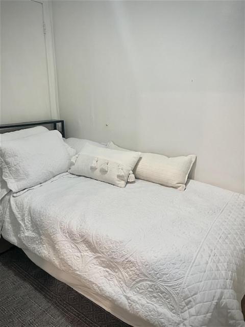Quiet Two Bedroom In Convenient Location Apartamento
