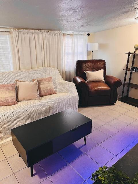 Quiet Two Bedroom In Convenient Location Apartamento