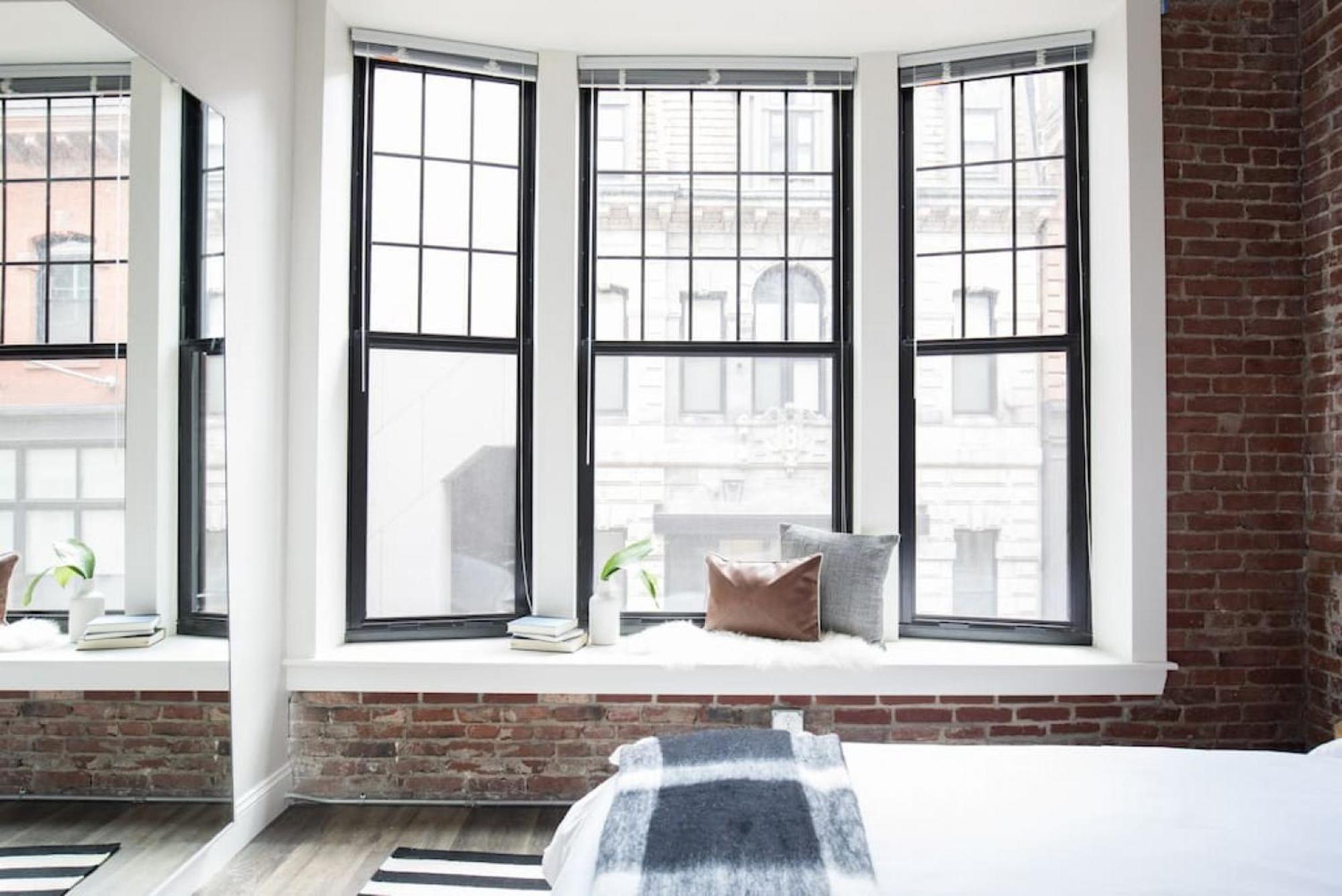 Large Loft Steps From Common Apartment