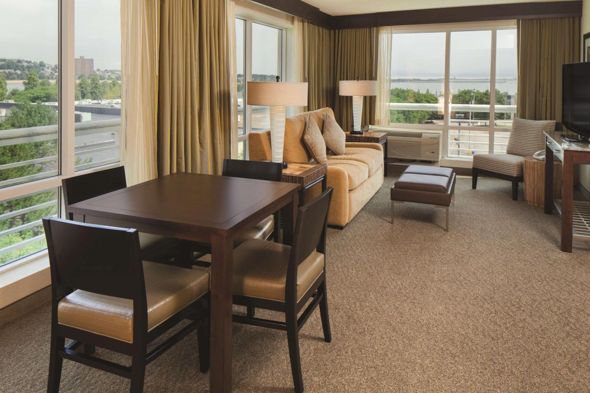 Doubletree By Hilton Bayside Hotel