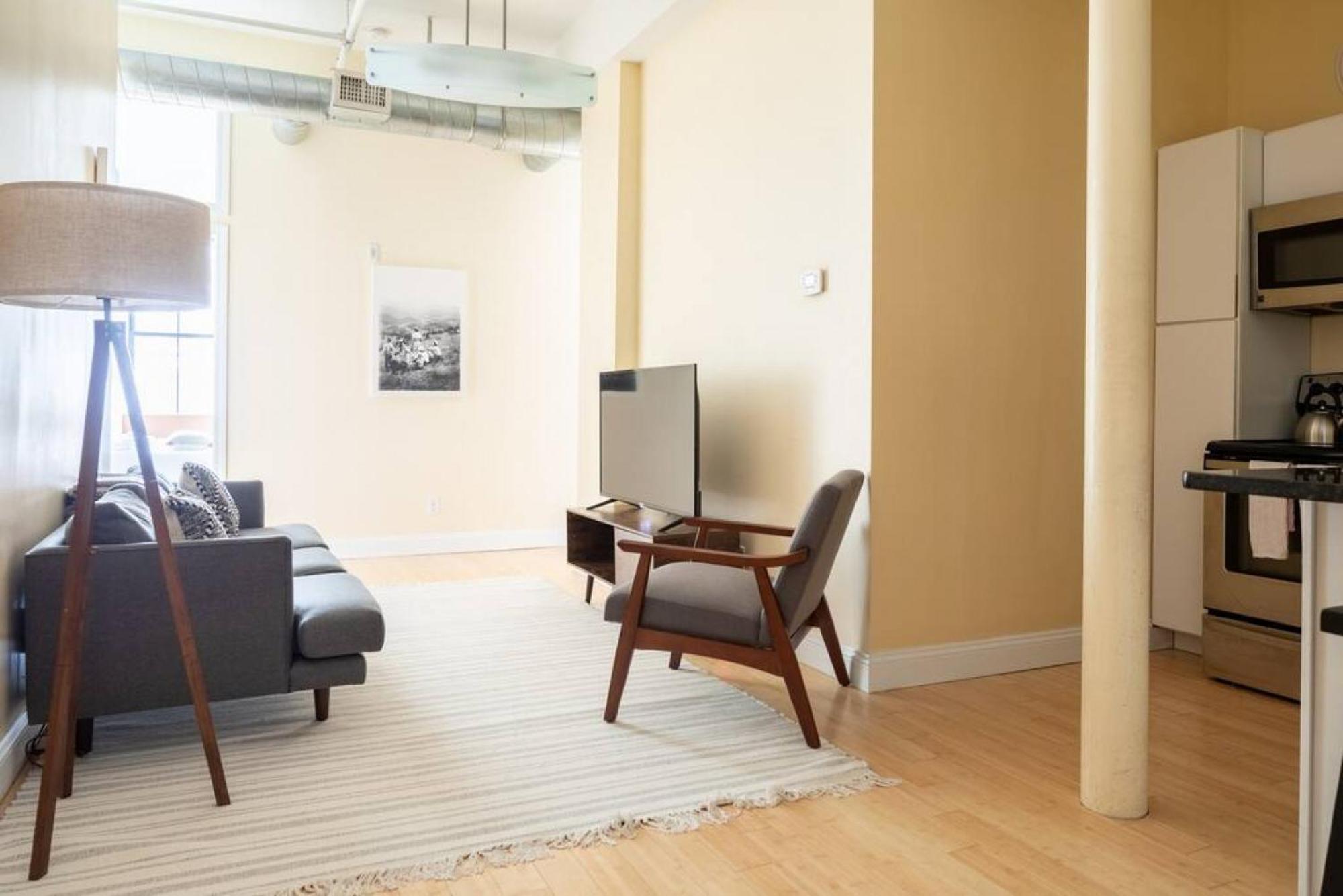 Large Ceilings Centrally Located 4bed 2bath Apartment