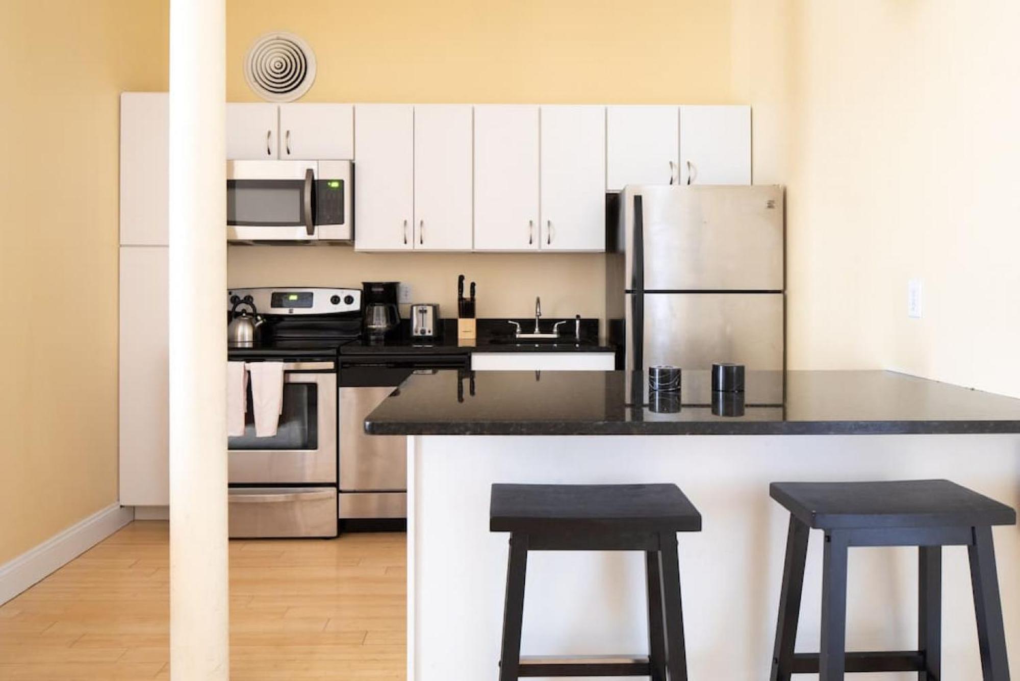 Large Ceilings Centrally Located 4bed 2bath Apartment Boston