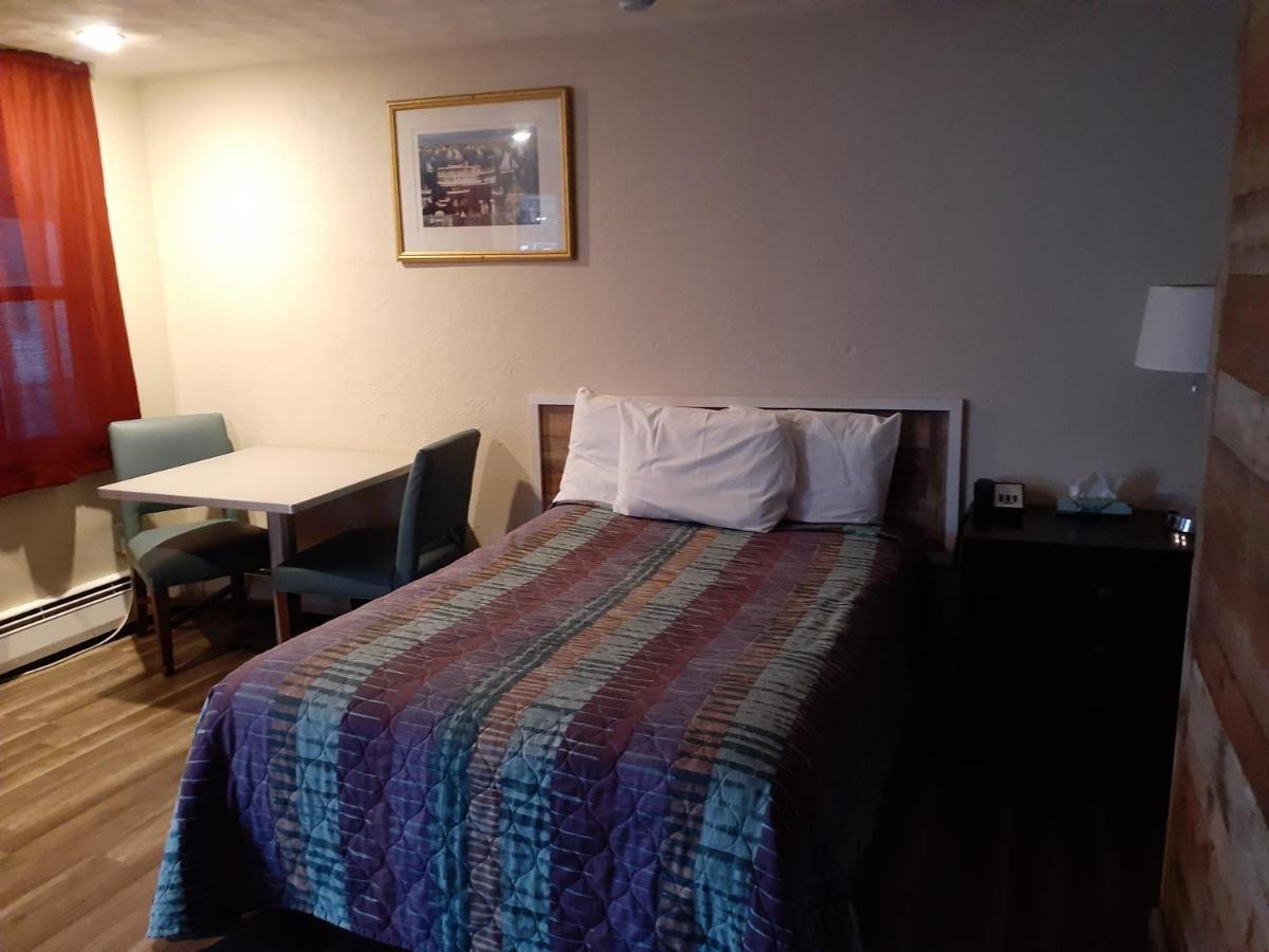 Motel Town Line