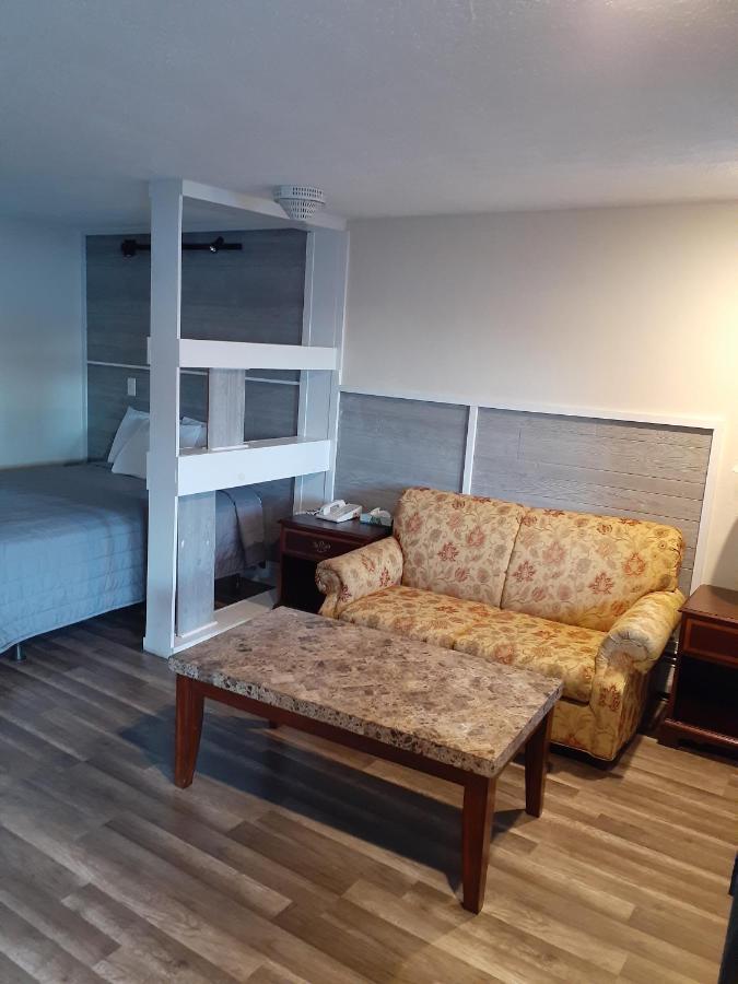 Town Line Motel 2*